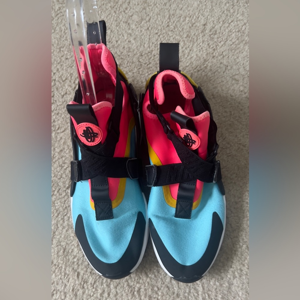 Nike Air Huarache City  - Size 9.5 - Picture 13 of 14